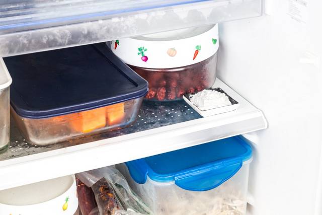 Jedlá soda na talířku pohltí zápach v ledničce.