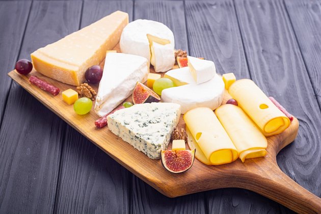 Sýrový obložený talíř je klasikou nejen k vínu.