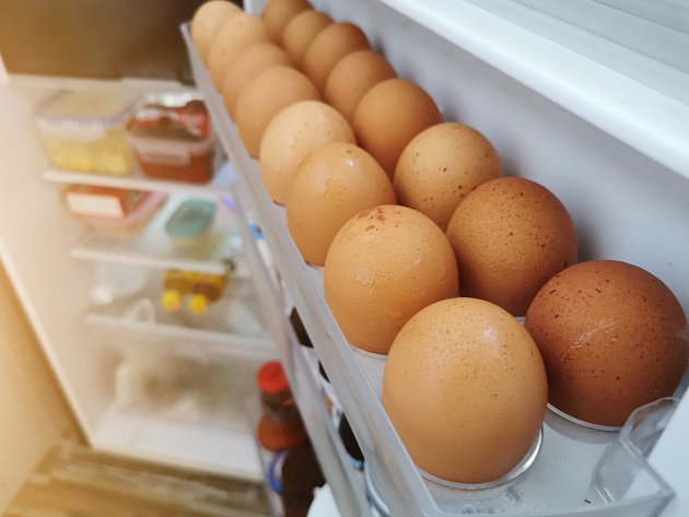 Většina lednic má na dveřích speciální držák na vajíčka. Výrobce chladniček patrně nenapadlo, že jde o docela nevhodné místo pro uskladnění vajec.