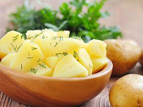 Vaření brambor se dá lehce povýšit na vyšší úroveň. Zkuste si upravit brambory v mikrovlnce.