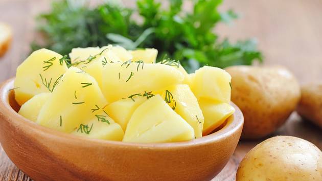 V mikrovlnce uvaříte brambory za tři minuty. Zkuste to, už to neuděláte  jinak | iReceptář.cz