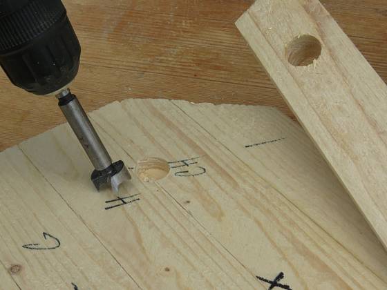 Výroba dřevěné trojnožky: Zahloubení navrchu je asi 0,5 cm