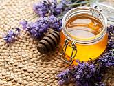 Do bylinkového medu přidejte vše, co máte rádi. Anebo zvole kombinaci léčivek.