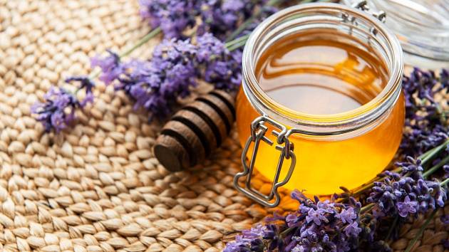Do bylinkového medu přidejte vše, co máte rádi. Anebo zvole kombinaci léčivek.