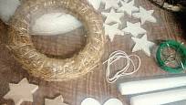 Jako dekoraci věnce jsme zvolili bílostříbrné mini baňky, dřevěné hvězdy nabarvené na bílo a bílé svíčky.