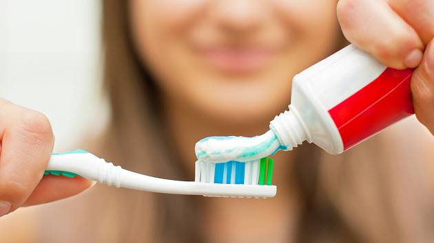Zubní pastu většinou používáme jen k čištění zubů. Je to škoda!