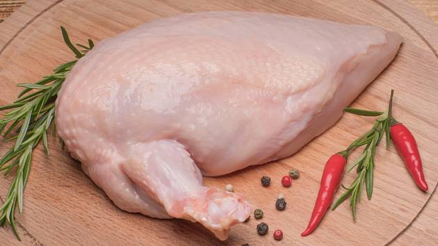 Supreme je označení způsobu naporcování masa - kuřecí prsa zároveň s křídlem.