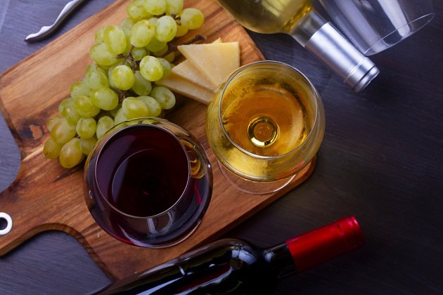Obecně alkohol hubnutí nepomáhá, a není to tak ani u vína