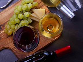 Obecně alkohol hubnutí nepomáhá, a není to tak ani u vína