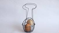 Malý drátovaný košík na vajíčka si můžete snadno vyrobit doma