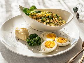 Ruské vejce - základem jsou vařená vejce a vlašský salát speciál podle normy ČSN