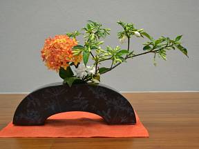 Důležitou roli u ikebany sehrává i prostor v okolí aranžmá.