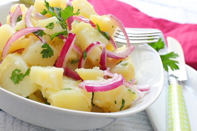 Uvařené oloupané brambory jsou oblíbenou českou přílohou.