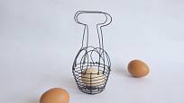 Malý drátěný košík na vajíčka si můžete snadno vyrobit doma