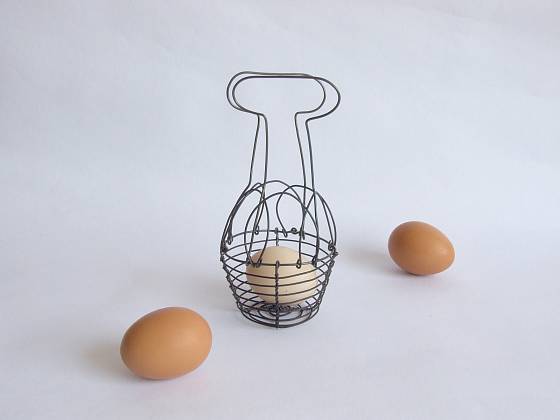 Malý drátěný košík na vajíčka si můžete snadno vyrobit doma