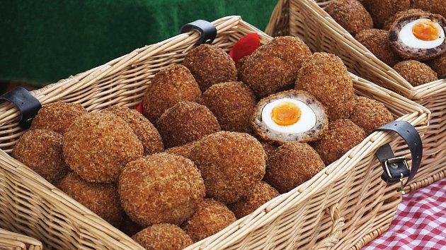 V Anglii jsou skotská vejce oblíbeným piknikovým jídlem a seženete je nejen v restauracích, ale i balené v obchodech.