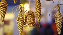 Ze slámy můžeme uplést i zvonečky a další vánoční ozdoby.