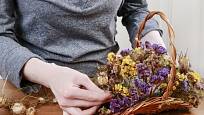 Suché květiny můžete s pomocí aranžérské hmoty umístit i do mělkého košíku