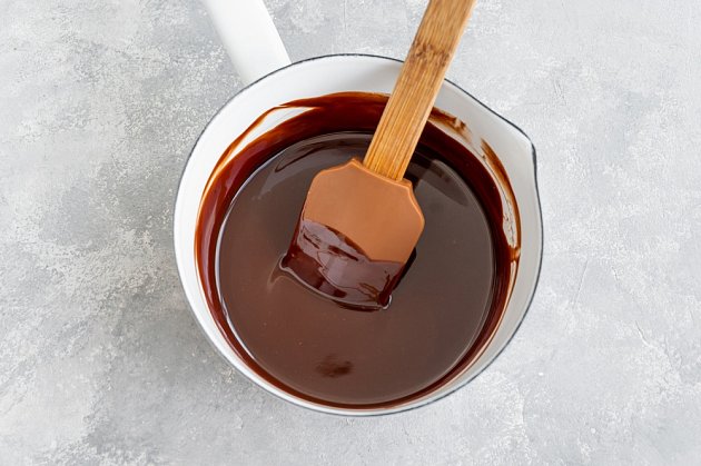 Důležitým základem polevy je kvalitní čokoláda s vyšším podílem kakaového másla.