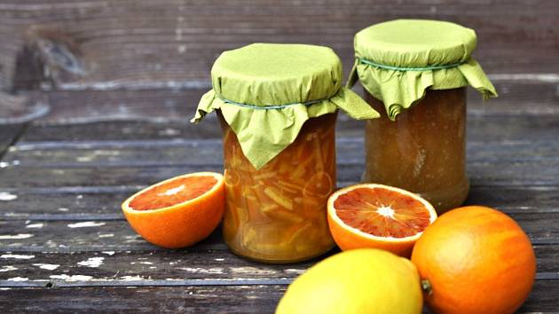Citrusovou marmeládu můžeme připravit z různých druhů citrusů.