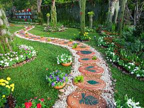 Dobrá zahradní cestička je nejen estetická, ale hlavně funkční.
