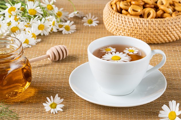 Zaskočila vás zvýšená teplota, horečka nebo chřipka? Nasaďte sedmikráskový čaj nebo sirup.