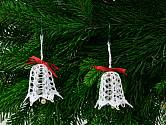 Bílé zvonečky k háčkovaným vánočním dekoracím neodmyslitelně patří.