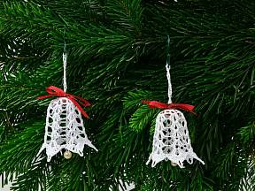 Bílé zvonečky k háčkovaným vánočním dekoracím neodmyslitelně patří.