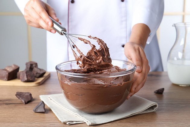 V případě, že budete potřebovat do připravované laskominy hnědou pařížskou šlehačku, pomůže vám čokoláda nebo kakao.