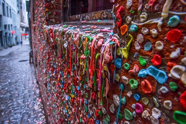 Cihlová zeď polepená žvýkačkami se stala turistickou atrakcí např. v Seattlu.