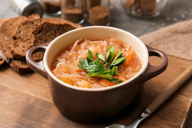 Polévka je plná vitaminů a minerálů.