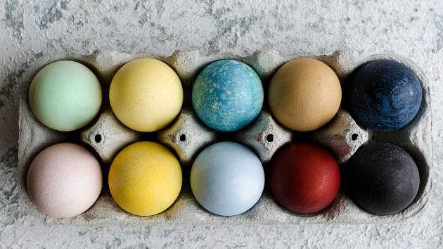 Vajíčka můžeme obarvit i přírodními barvivy.