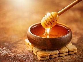 Rozehřívání medu by mělo být především pozvolné a pomalé. Teplota vodní lázně by měla být maximálně 50 °C.