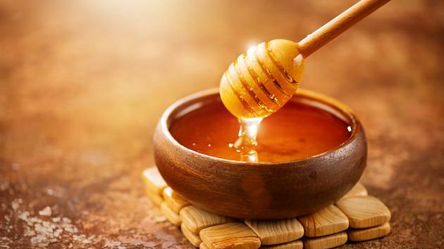 Rozehřívání medu by mělo být především pozvolné a pomalé. Teplota vodní lázně by měla být maximálně 50 °C.