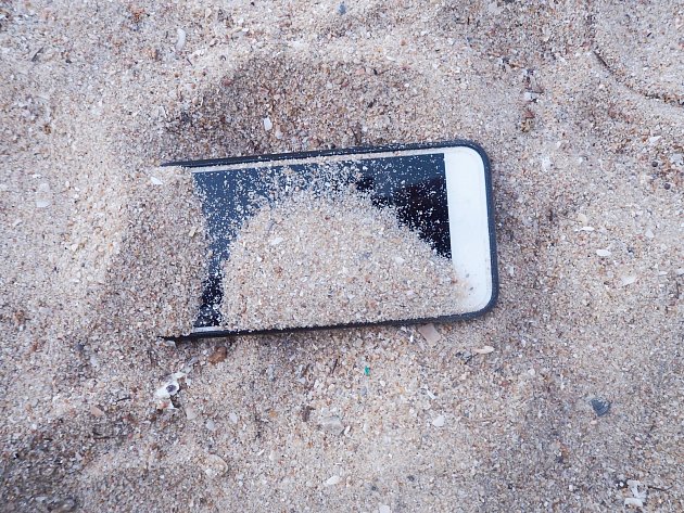 Další nástrahou na pláži je mořský písek, jehož miniaturní zrnka jsou opravdu pro váš mobil dost riziková.