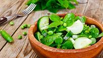 Zdravý a osvěžující salát ze šruchy zelné, okurek a hrášku