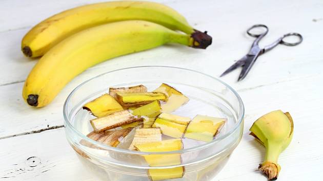 Namočte slupky od banánů do roztoku jedlé sody.