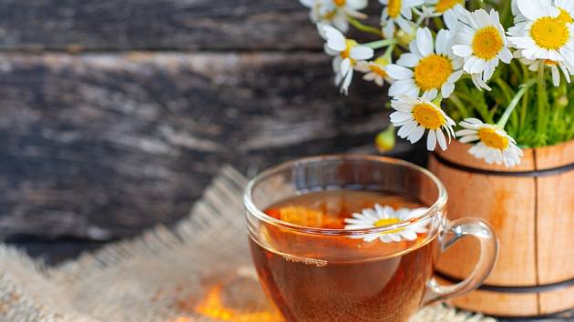 Na čaj budete potřebovat jednu vrchovatou čajovou lžičku bylinky.