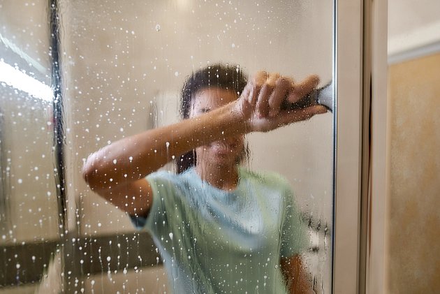 ? Udržujte ho pravidelně po každém sprchování a vsaďte na prevenci. Velkou službu vám prokáže obyčejná stěrka na okna.