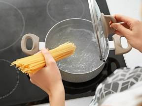 Odměřit správné množství špaget vám usnadní jednoduché triky.