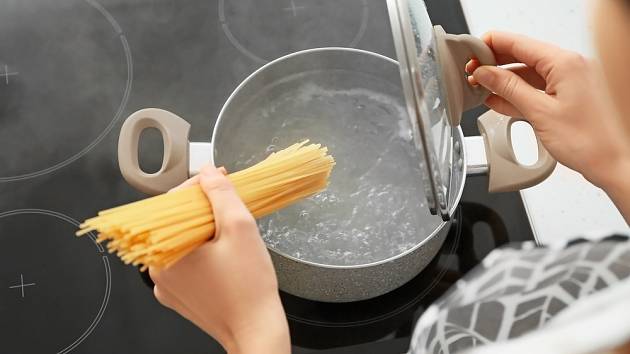 Jak odměřit správné množství špaget na jednu porci: Pomůcku máte v kuchyni  | iReceptář.cz