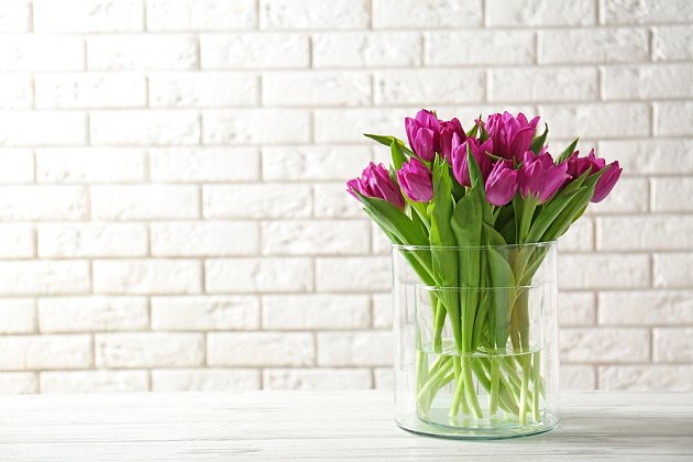 Nenápadná elegance - tulipány ve skleněné váze.