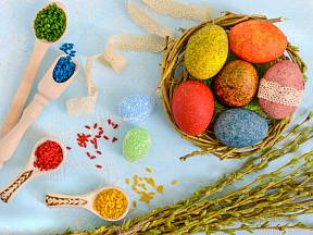 Nabarvěte letos na Velikonoce vejce pomocí rýže