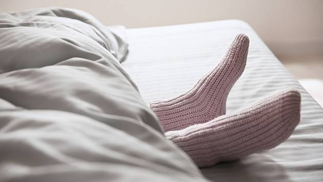 Ponožky na spaní pomáhají i ženám v menopauze.
