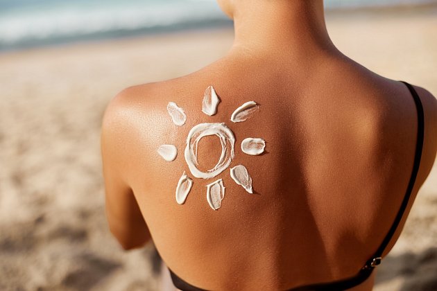 Heřmánková mast perfektně účinkuje na spálenou pokožku po nadměrném slunění.