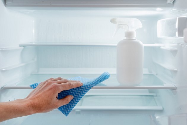 Vnitřek chladničky vytřete octovou vodou.