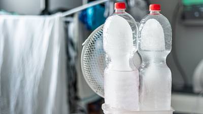 Jak vyrobit klimatizaci z PET lahví a kostek ledu. Ochladí byt až na pět  hodin | iReceptář.cz