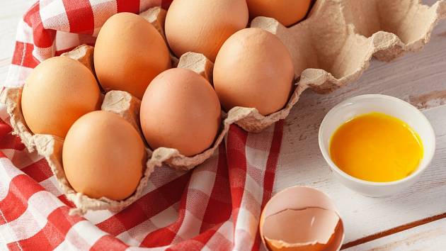 Čerstvá slepičí vejce z farmy se výrazně liší od těch, která koupíte v obchodech