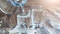 I nadměrné pití vody může pro lidský organismus představovat nepříjemné zatížení.