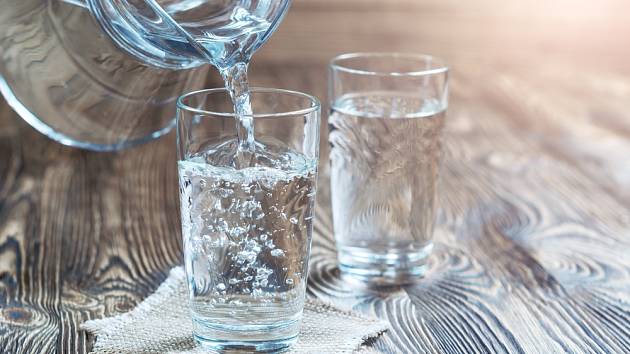 I nadměrné pití vody může pro lidský organismus představovat nepříjemné zatížení.